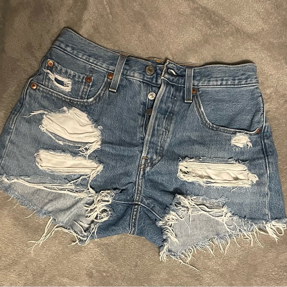 Women’s 501 Levi’s Medium Wash Jean distressed shorts W26